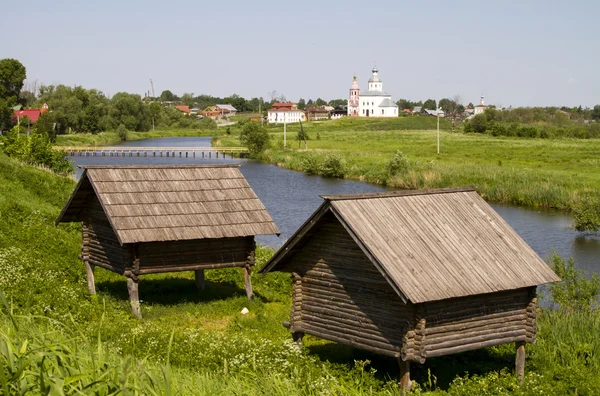 Two wooden huts on stilts on the banks of the River Kamenka — Stock Photo, Image