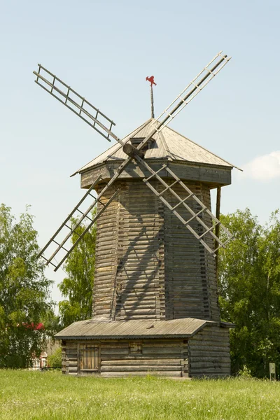 Stary, drewniany wiatrak w suzdal, Federacja Rosyjska — Zdjęcie stockowe