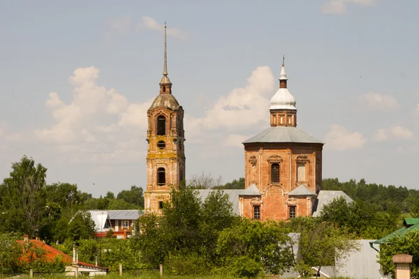 Den ortodoxa kyrkan och klockstapeln i staden suzdal — Stockfoto