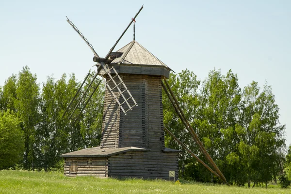 Suzdal、ロシアで古い木製風車 — ストック写真