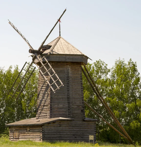 Stary, drewniany wiatrak w suzdal, Federacja Rosyjska — Zdjęcie stockowe