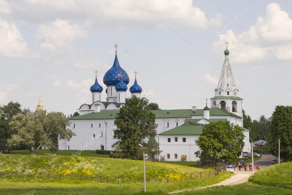 Vista de la Catedral de la Natividad de la Virgen y el campanario en el