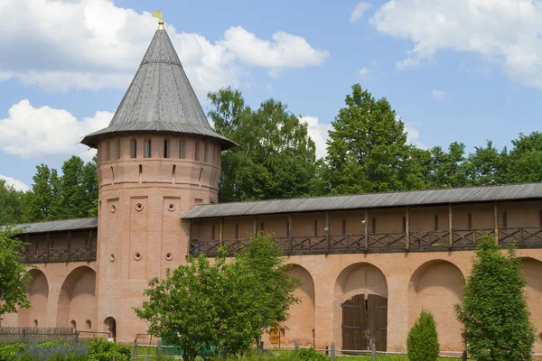 Muur en toren spaso-euthymius klooster in Soezdal — Stockfoto