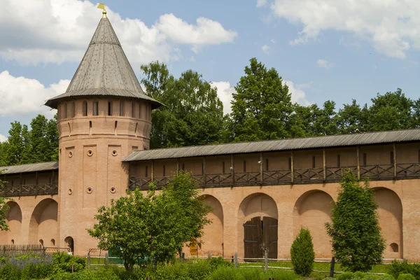 Muur en toren spaso-euthymius klooster in Soezdal — Stockfoto