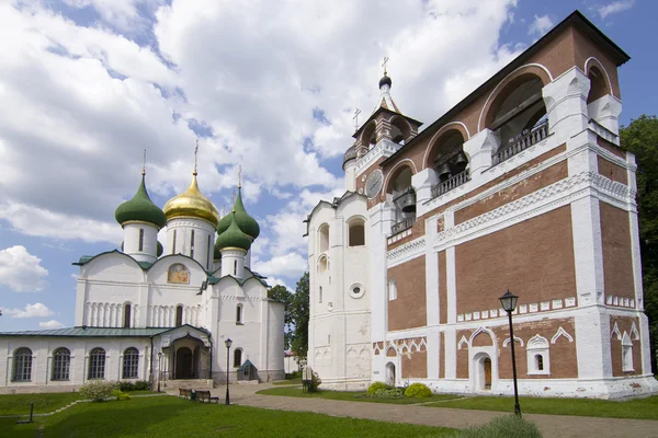 Clocher avec un clocher et la cathédrale Spaso-Preobrazhensky à Suzdal — Photo