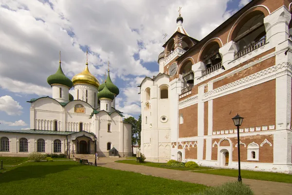 Campanario con una torre del reloj y la Catedral de Spaso-Preobrazhensky en Suzdal —  Fotos de Stock