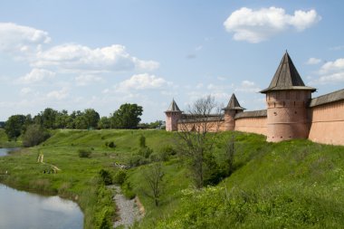 küçük bir nehir ve suzdal manastırın duvarına kırsal manzara