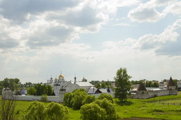 从观景 pokrovsky 修道院在苏兹达尔在视图 — 图库照片