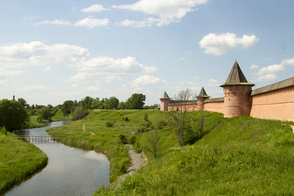 农村景观与一条小河和修道院墙在苏兹达尔 — 图库照片