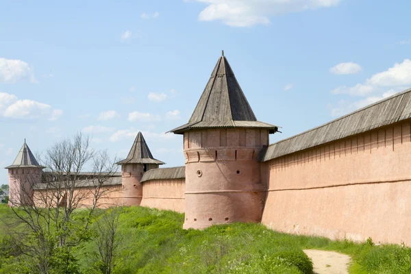 Muur en toren spaso-euthymius klooster in Soezdal — Stockfoto