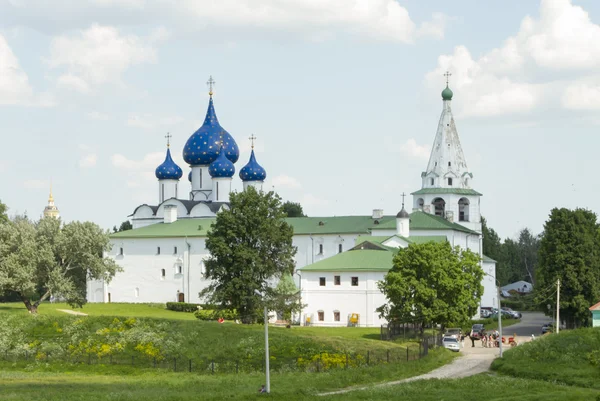 Pohled na Chrám Narození Panny Marie a zvonice v Kremlu suzdal — Stock fotografie