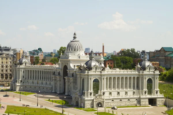 Duży budynek z kolumny na brzegu rzeki w mieście Kazań — Zdjęcie stockowe