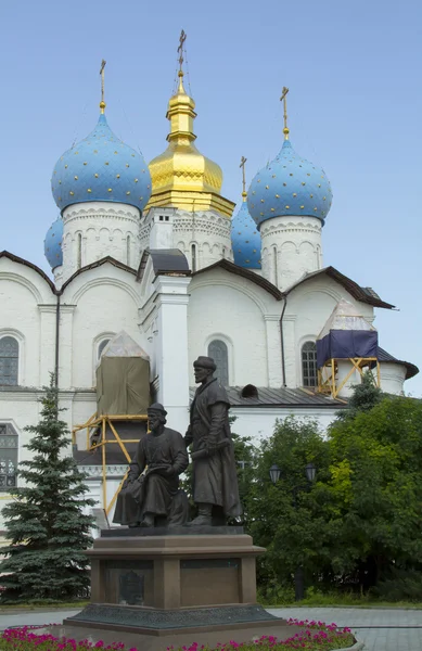 Monumentet for arkitekten og den ortodokse kirken i Kazan Kremls territorium – stockfoto