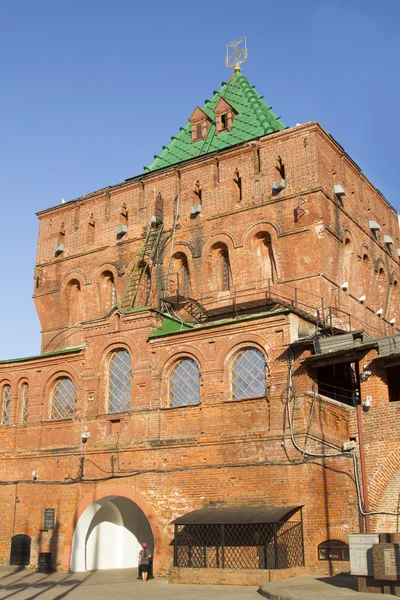 As torres do Novgorod Kremlin em tempo ensolarado — Fotografia de Stock