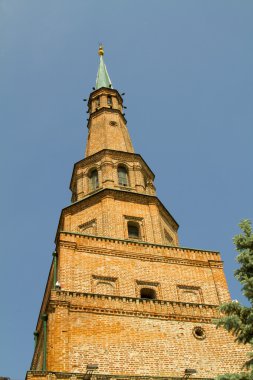 kazan kremlin kulede yaslanmış