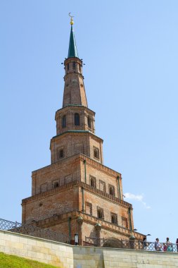kazan kremlin kulede yaslanmış