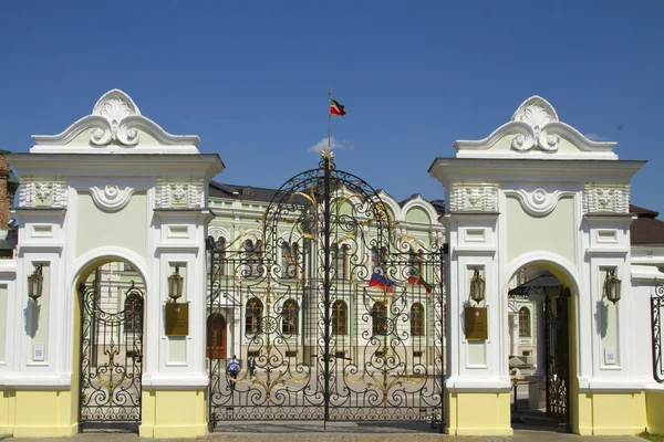 Wrought iron gates to the territory of the presidential residence in Kazan, Republic of Tatarstan — Stock Photo, Image