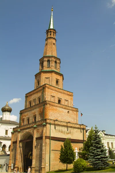 kazan kremlin kulede yaslanmış