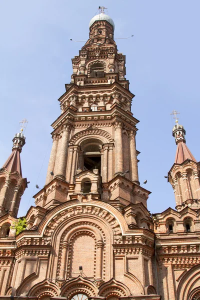 Construction d'une cathédrale chrétienne de style gothique dans la ville de Kazan — Photo