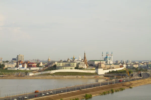 View of the city of Kazan from the Ferris wheel at an amusement park — Stock Photo, Image