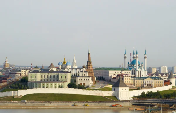 View of the city of Kazan from the Ferris wheel at an amusement park — Stock Photo, Image