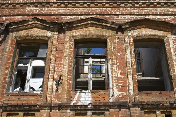 Il vecchio edificio in mattoni abbandonato sulla riva del fiume Oka — Foto Stock