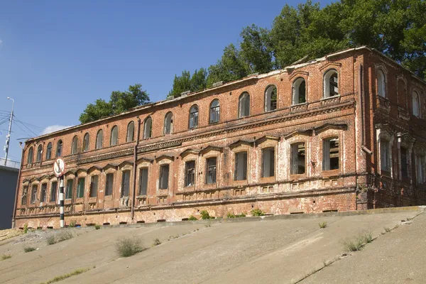 The old abandoned brick building on the bank of the Oka River — Stock Photo, Image