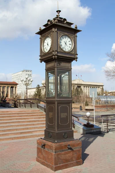 Orologio decorativo su una delle piazze di Krasnoyarsk — Foto Stock