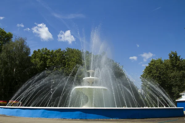 Fuente en un día soleado en un parque urbano en Nizhny Novgorod —  Fotos de Stock