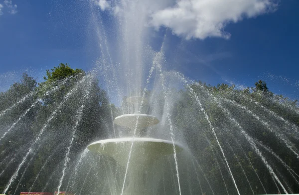 Fontaine par une journée ensoleillée dans un parc de la ville de Nijni Novgorod — Photo