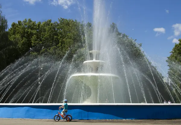 Fonte em um dia ensolarado em um parque da cidade em Nizhny Novgorod — Fotografia de Stock
