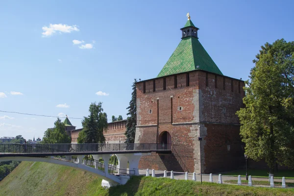 Tornen i novgorod Kreml i soligt väder — Stockfoto