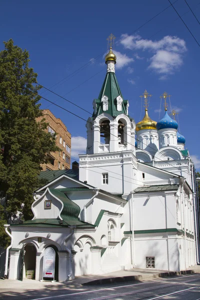 Chiesa ortodossa con un campanile nella città di Nizhny Novgorod — Foto Stock