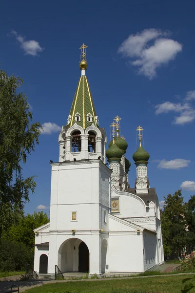 Православный храм с зелеными куполами в Нижнем Новгороде — стоковое фото