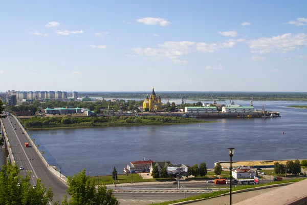 Widok na miasto z Niżnego Nowogrodu z wysokim brzegu — Zdjęcie stockowe