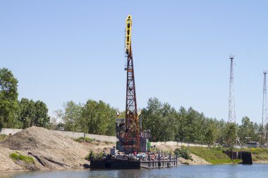 crane, nehir liman şehri Irkutsk içinde kargo yükleme