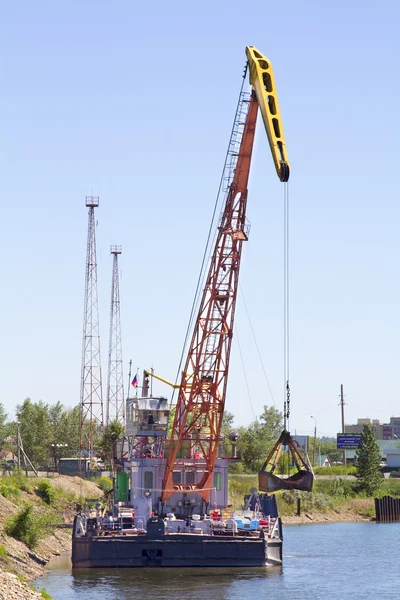 Grue chargeant des marchandises dans la ville portuaire fluviale d'Irkoutsk — Photo