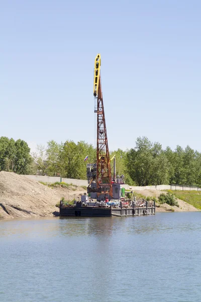 Grue chargeant des marchandises dans la ville portuaire fluviale d'Irkoutsk — Photo