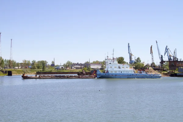 Vrachtschip met een schip in de baai is voor het laden — Stockfoto