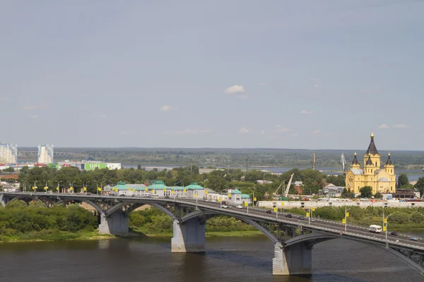 View of the bridge across the Oka River and Alexander Nevsky Cathedral in Nizhny Novgorod — Stock Photo, Image