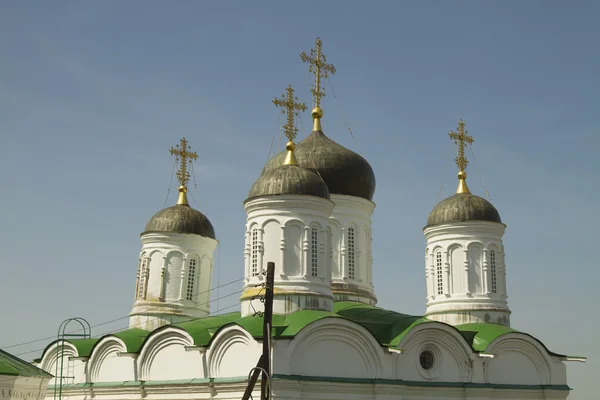 Fragment einer orthodoxen Kirche - Turm mit Kuppel und Kreuz — Stockfoto