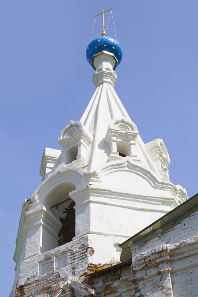 Un fragmento de una iglesia ortodoxa - una torre con cúpula y cruz — Foto de Stock