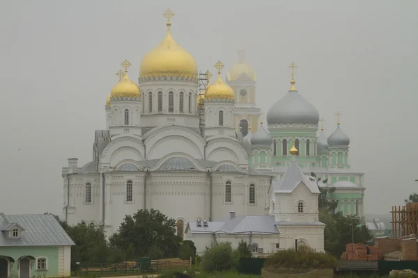 Svyato-Troitskiy Serafimo-Diveevskiy monastery in the mist — Stock Photo, Image
