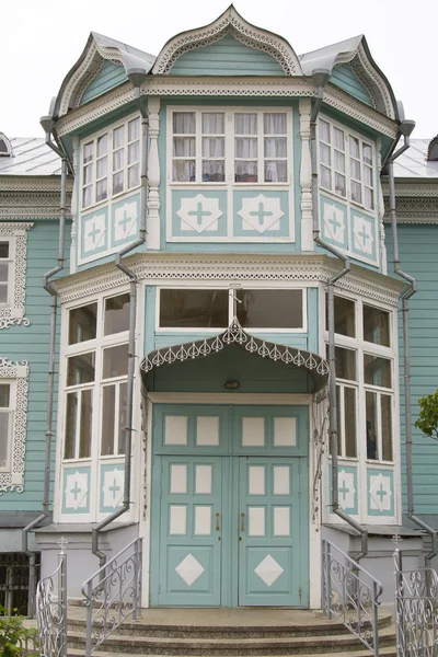 Porche et balcon de maisons en bois avec des dessins sculptés — Photo