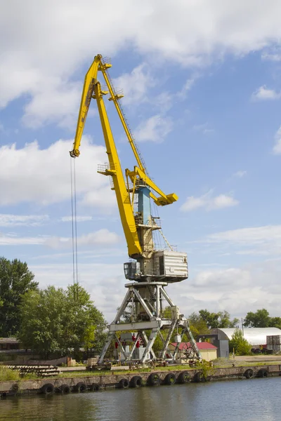 Grue chargeant des marchandises dans la ville portuaire fluviale de Moscou — Photo