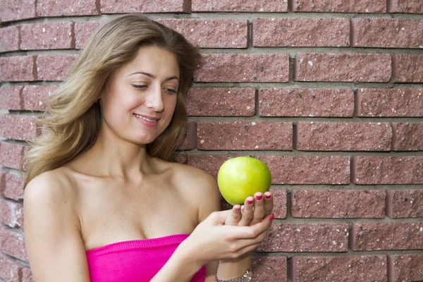 Hermosa chica rusa con manzana — Foto de Stock