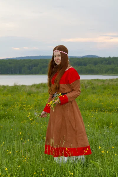 Wit-Russisch meisje plukken bloemen en weven ze kransen — Stockfoto