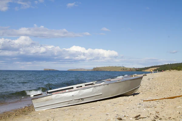 Boot op de oever van het Baikalmeer — Stockfoto