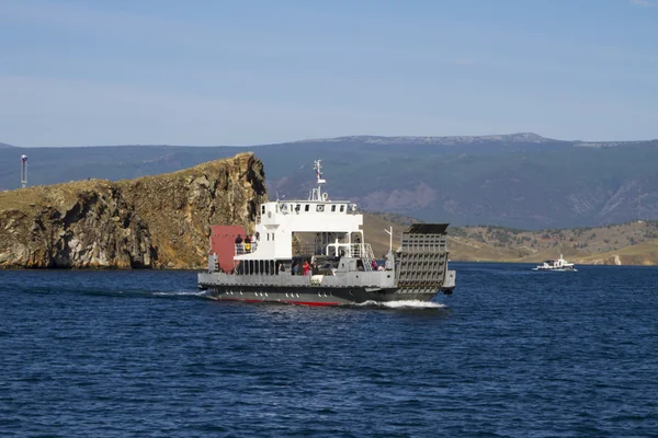 O ferry entre o continente e a ilha de Olkhon — Fotografia de Stock