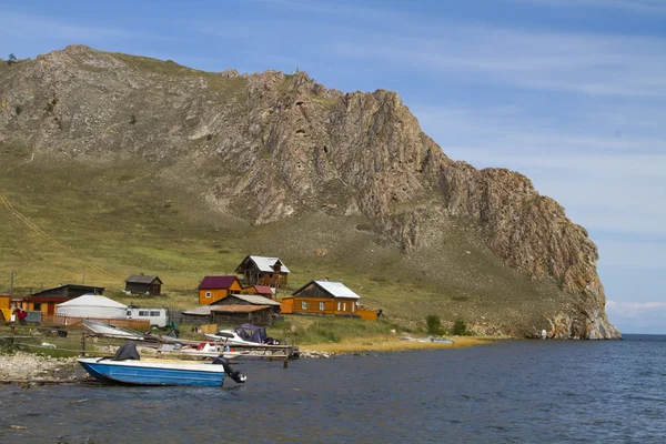 Un villaggio sulle rive del lago Baikal e il pescatore motoscafo — Foto Stock